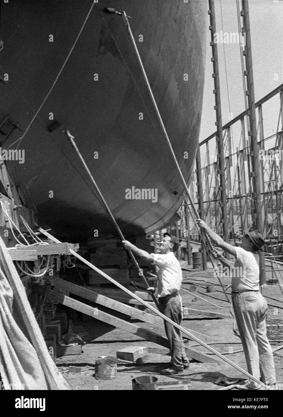 Questa immagine raffigura il lancio di una nave di nome Iranda, che mostra il processo di introduzione di una nave in acqua. Il varo di navi è un evento significativo nel settore marittimo, che segna il completamento della costruzione e l'inizio della vita utile di una nave. Foto Stock