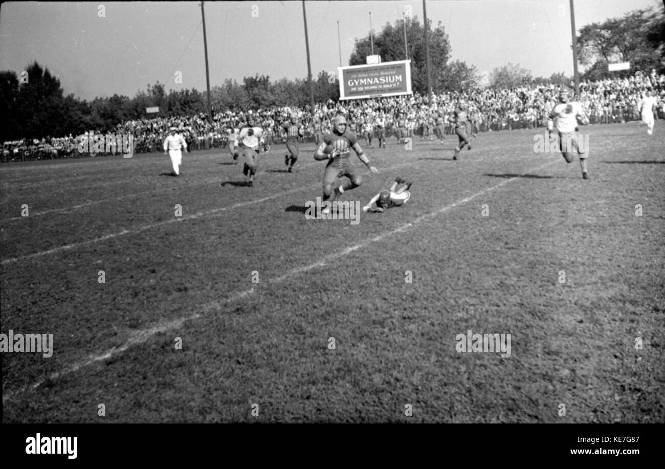 Un'immagine storica che cattura una partita di football tra gli Indians di Montreal e la squadra di Balmy Beach, mostrando una classica partita dei primi del XX secolo nella storia dello sport canadese. Foto Stock