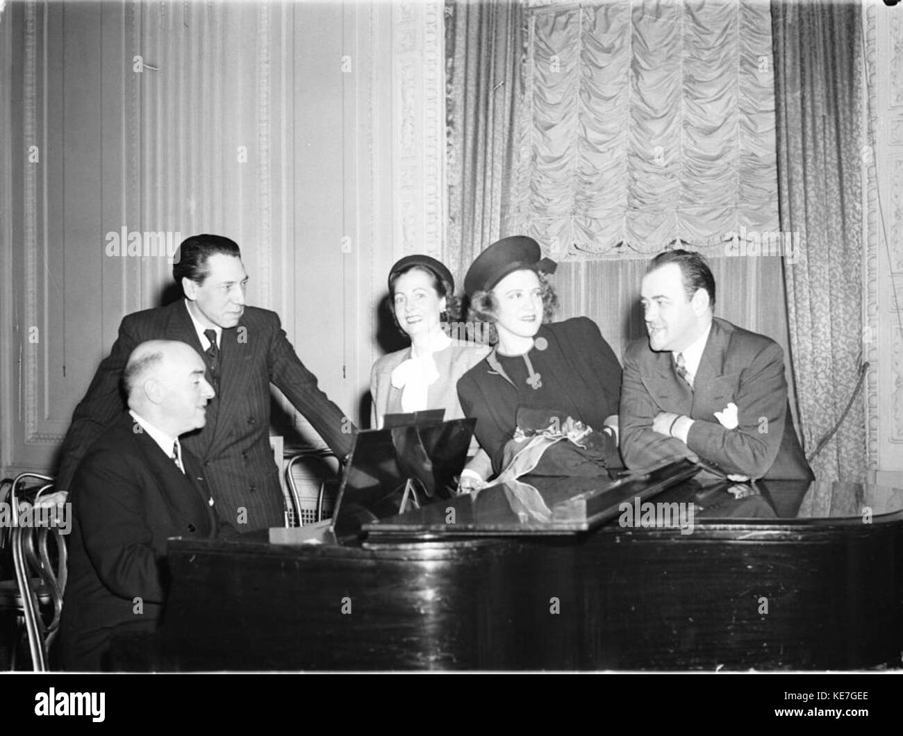 Questa fotografia della collezione *Montreal Festivals* cattura una scena vivace durante uno dei festival più famosi della città. Mette in evidenza il palco, gli spettacoli e la vivace atmosfera tipica degli eventi culturali di Montreal. Foto Stock