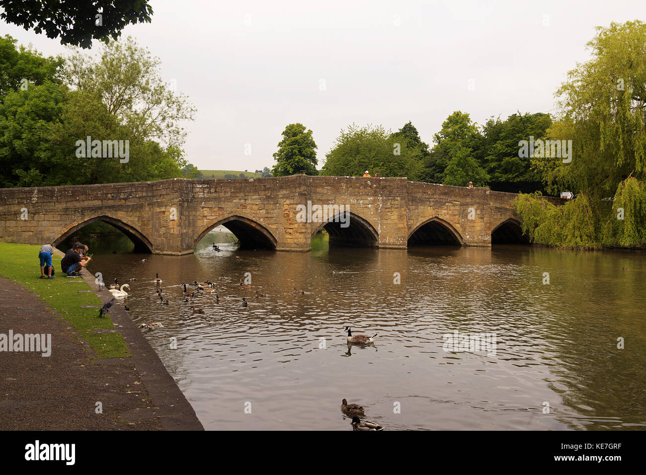 Il XIII secolo il ponte medievale sul fiume Wye in Bakewell Derbyshire Foto Stock