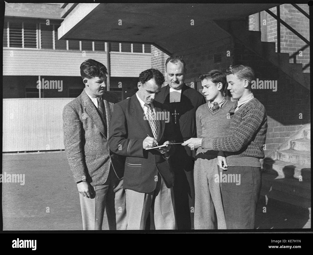 30663 Clive Churchill capitano di Rugby League canguri presso i Fratelli Maristi Hamilton con principale Br Anselmo Foto Stock