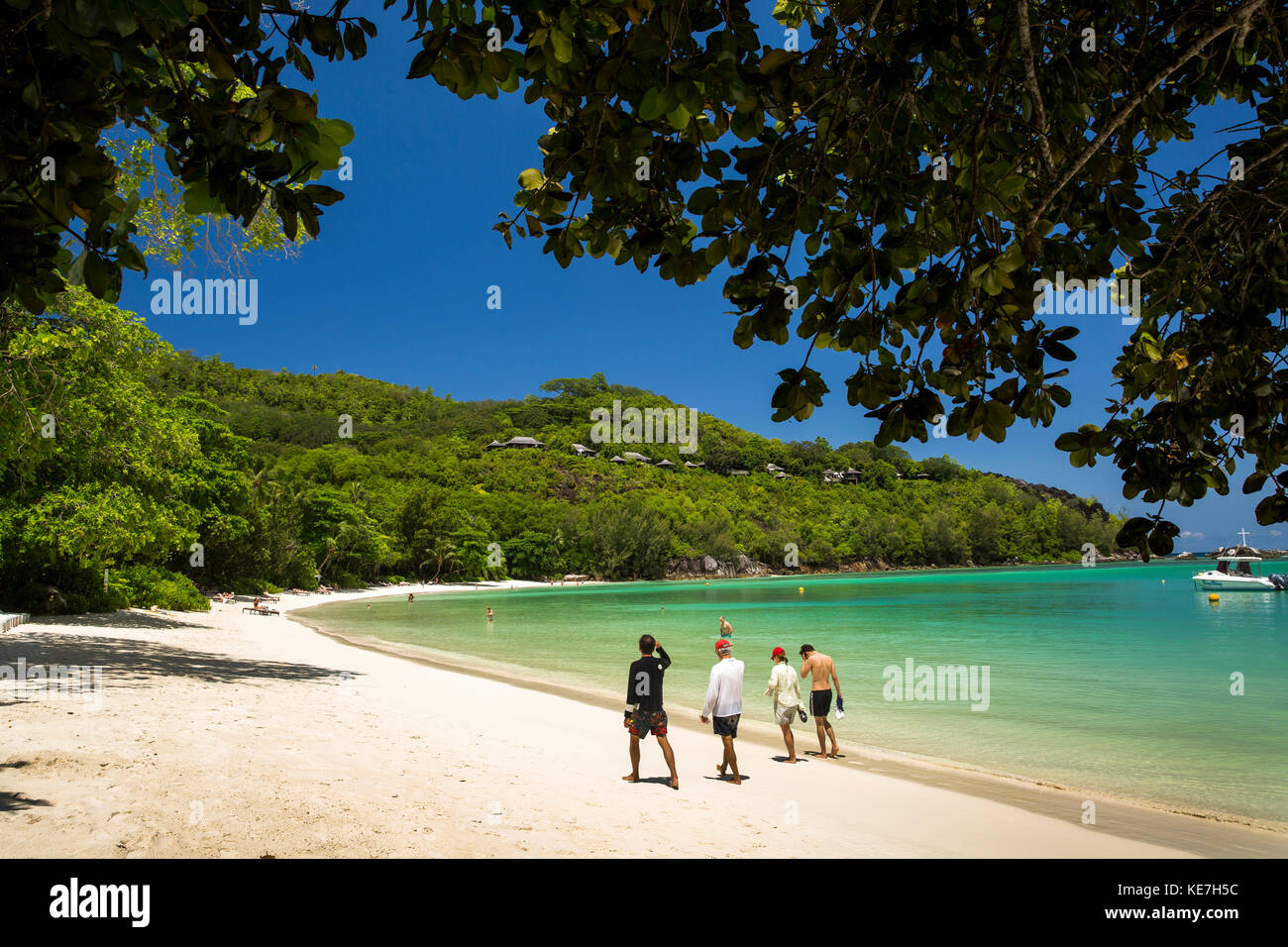 La Seychelles, Mahe, Port Launay, spiaggia e Pointe l'Escalier, i visitatori a camminare lungo la riva Foto Stock