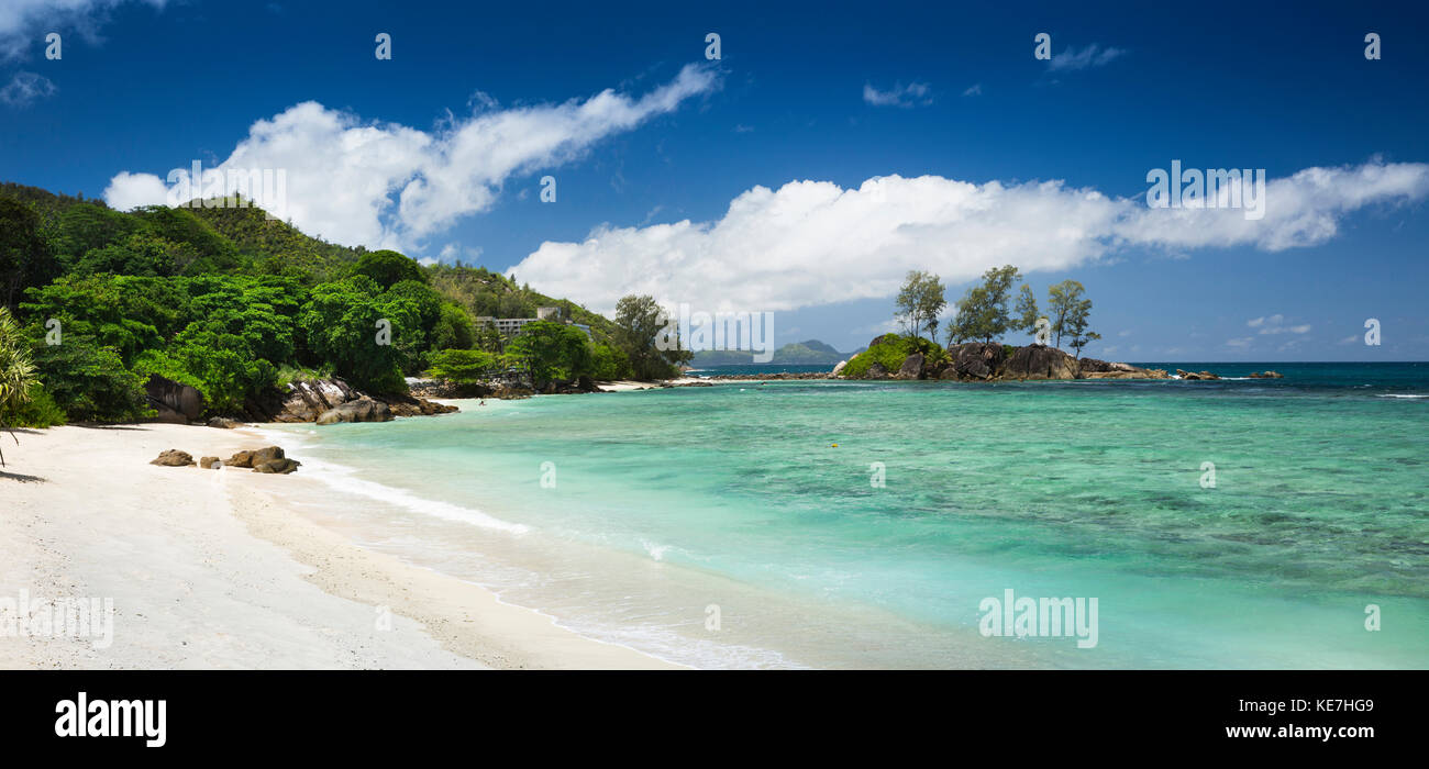 La Seychelles, Mahe, Port Glaud, spiaggia e abbandonata Seychelles National Youth Camp Servizio panoramic Foto Stock