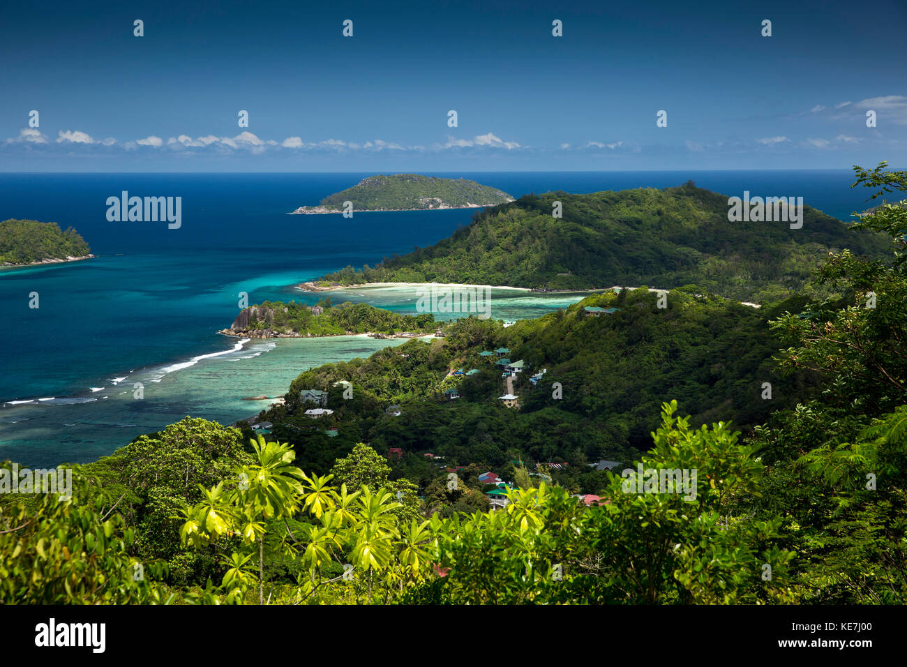 La Seychelles, Mahe, Port Glaud, vista in elevazione della costa sud Foto Stock