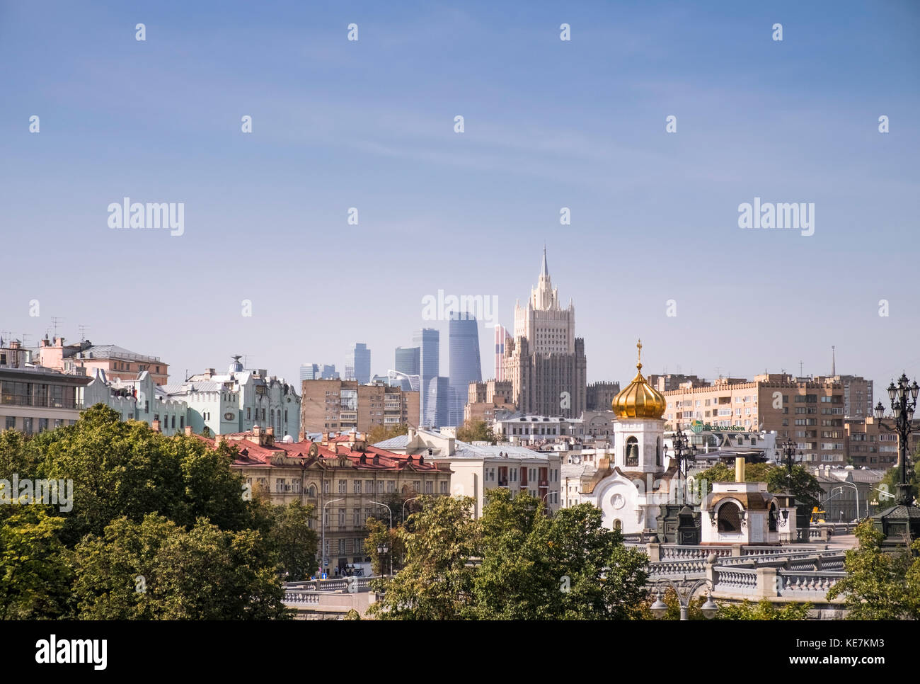 Lo skyline di Mosca cityscape, con il Ministero degli Affari esteri della Russia e cupola dorata della cattedrale di Cristo Salvatore a Mosca, Russia Foto Stock