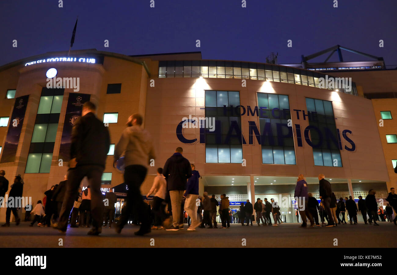 I fan si fanno strada alla UEFA Champions League, partita del gruppo C allo Stamford Bridge, Londra. Foto Stock