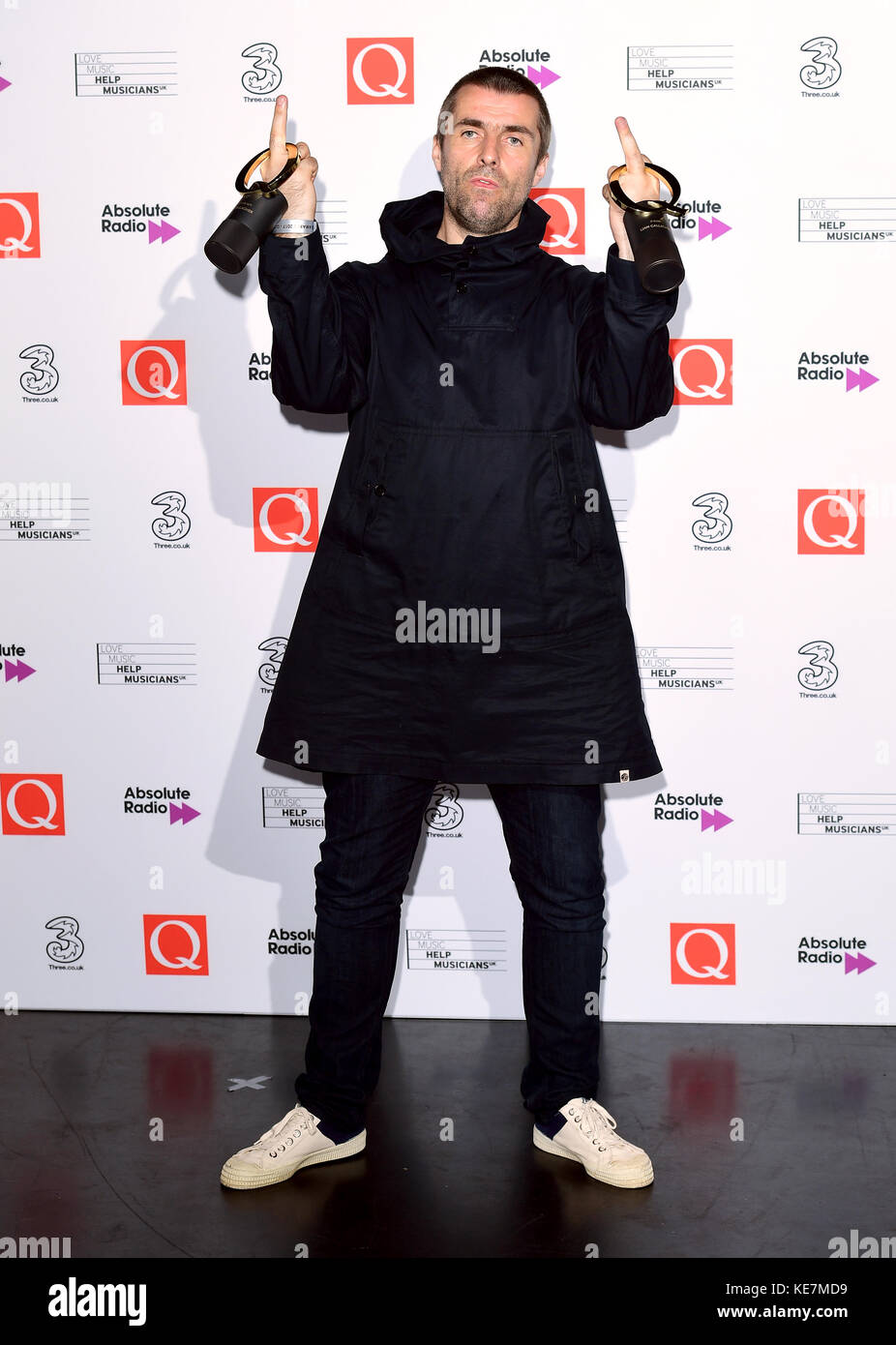 Liam Gallagher si pone con il suo Best Live Act e Q Icon Awards durante il Q Awards 2017 in associazione con Absolute radio alla Camden Roundhouse, Londra. Foto Stock