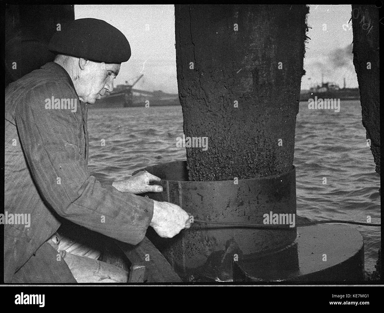 Un'ispezione delle banchine di Carrington da parte di A. Shore del dipartimento ferroviario e R.A. Johnson del Maritime Services Board, come parte della Wharf Preservation Series. Foto Stock