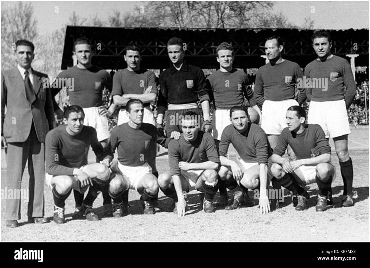 Il modello Fiat del 1944, realizzato a Torino, rappresenta la produzione automobilistica dell'epoca. La vettura riflette il design e la produzione industriale durante la seconda guerra mondiale in Italia. Foto Stock