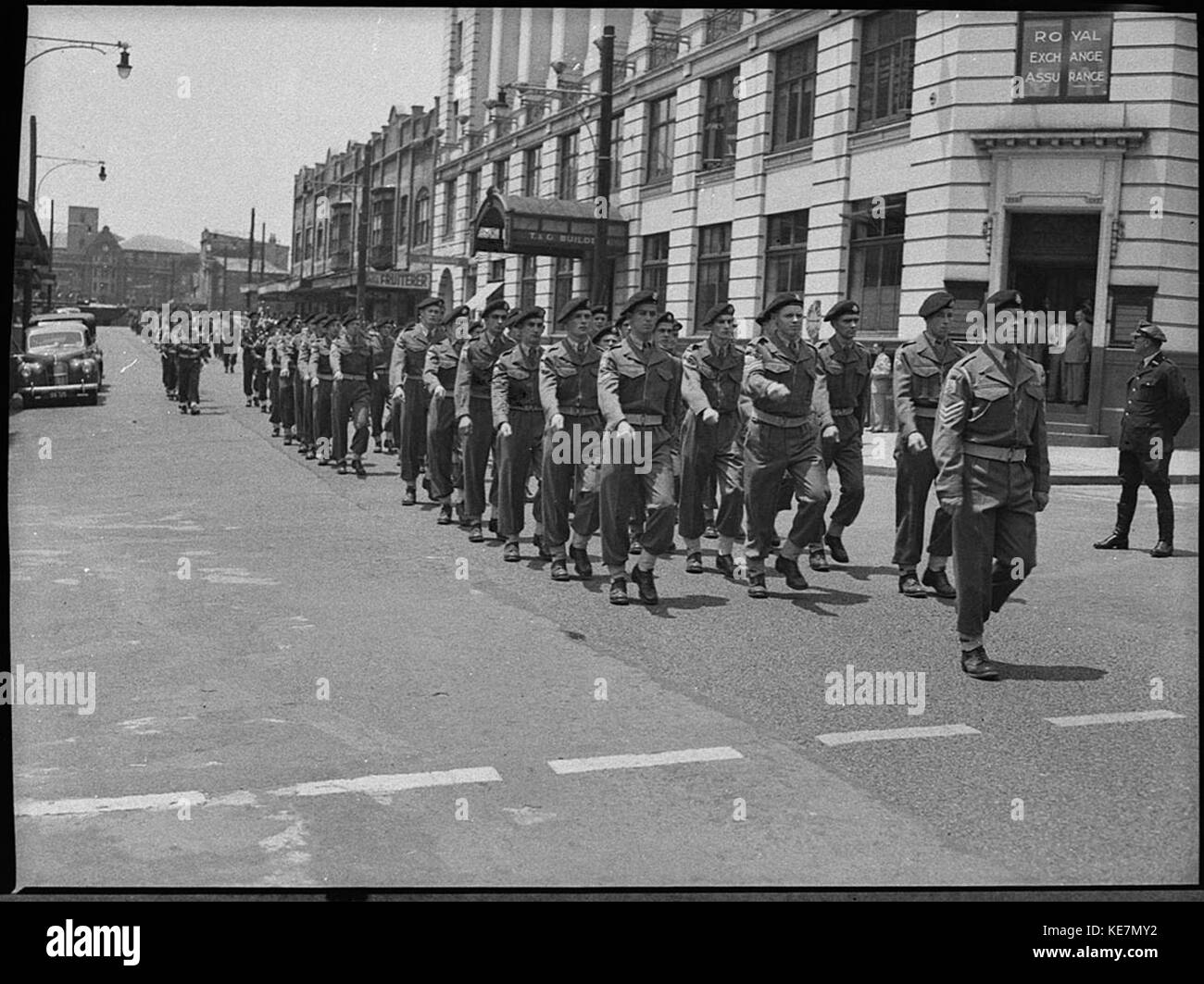 32504 Cambrai marzo soldati che marciano e corona la cerimonia di posa Foto Stock