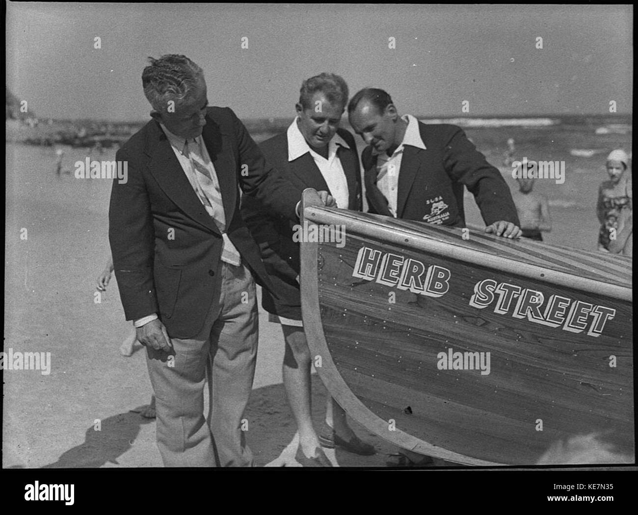 32581 Lancio di cuochi Hill surf barca stato Vice Sovrintendente del Surf Lifesaving Association Mr R Bryden Presidente del ramo Sig. a Reynolds e presidente di cuochi Hill Club esaminare barca nuova Foto Stock