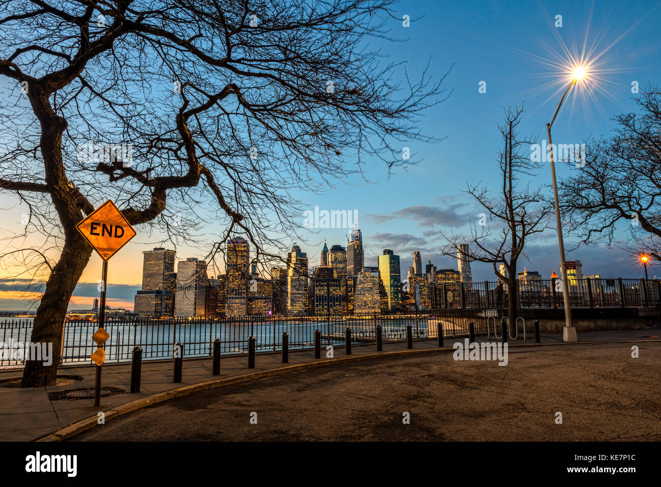 Inferiore dello Skyline di Manhattan al crepuscolo, Remsen Street Cul-De-Sac; Brooklyn, New York, Stati Uniti d'America Foto Stock