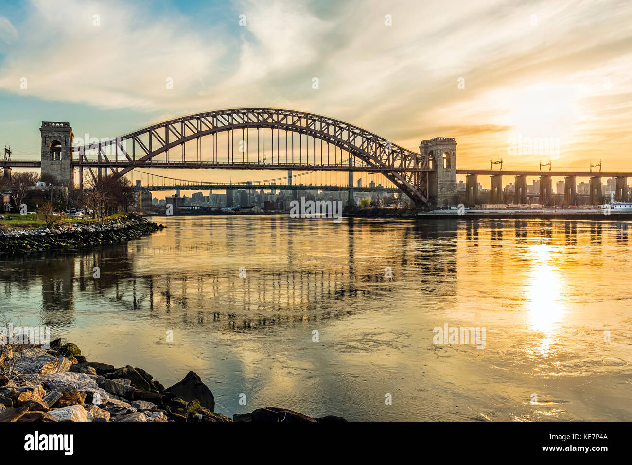 Hell Gate e Rfk Triboro Bridge al tramonto, Ralph Demarco Park; Queens, a New York, Stati Uniti d'America Foto Stock