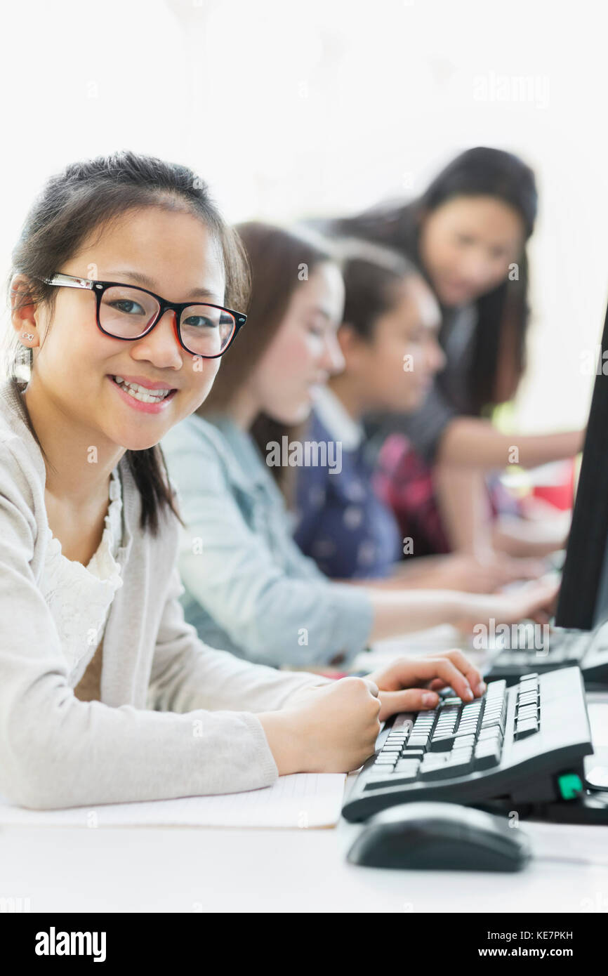 Ritratto sorridente studentessa utilizzando il computer in laboratorio Foto Stock