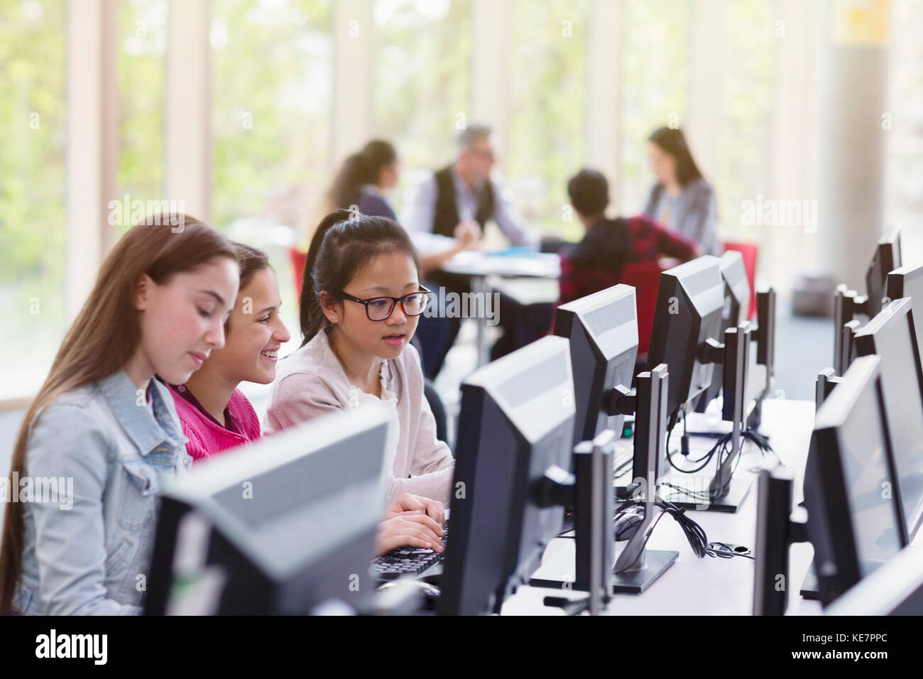 Studentesse studentesse al computer in biblioteca Foto Stock