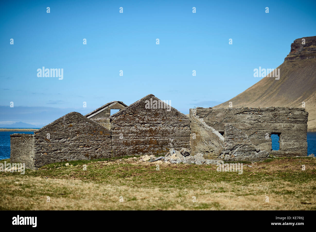 Resti di edifici lungo la costa della penisola Snaefellsnes; Islanda Foto Stock