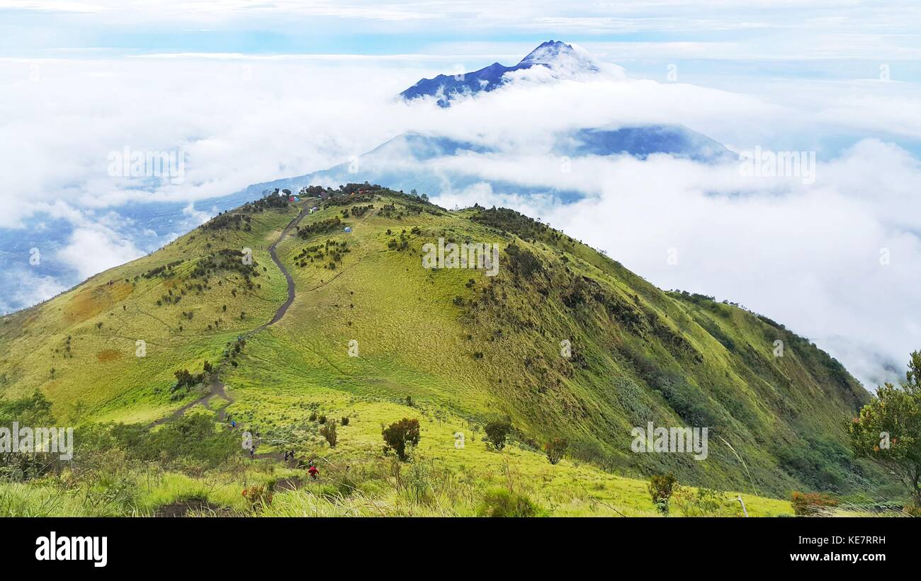 Guarda il Monte Merapi dal picco di merbabu Foto Stock
