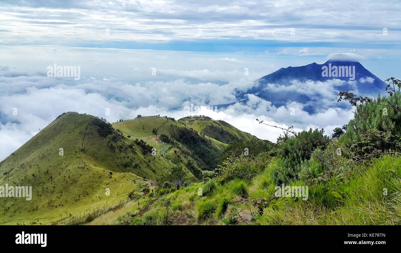 Guarda il Monte Merapi dal picco di merbabu Foto Stock