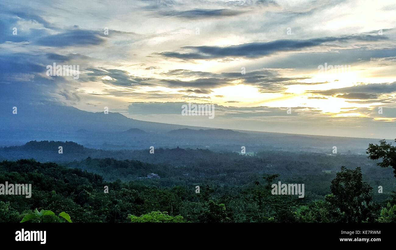 Sunrise in puthuk setumbu con il tempio di Borobudur e Monte Merapi Foto Stock