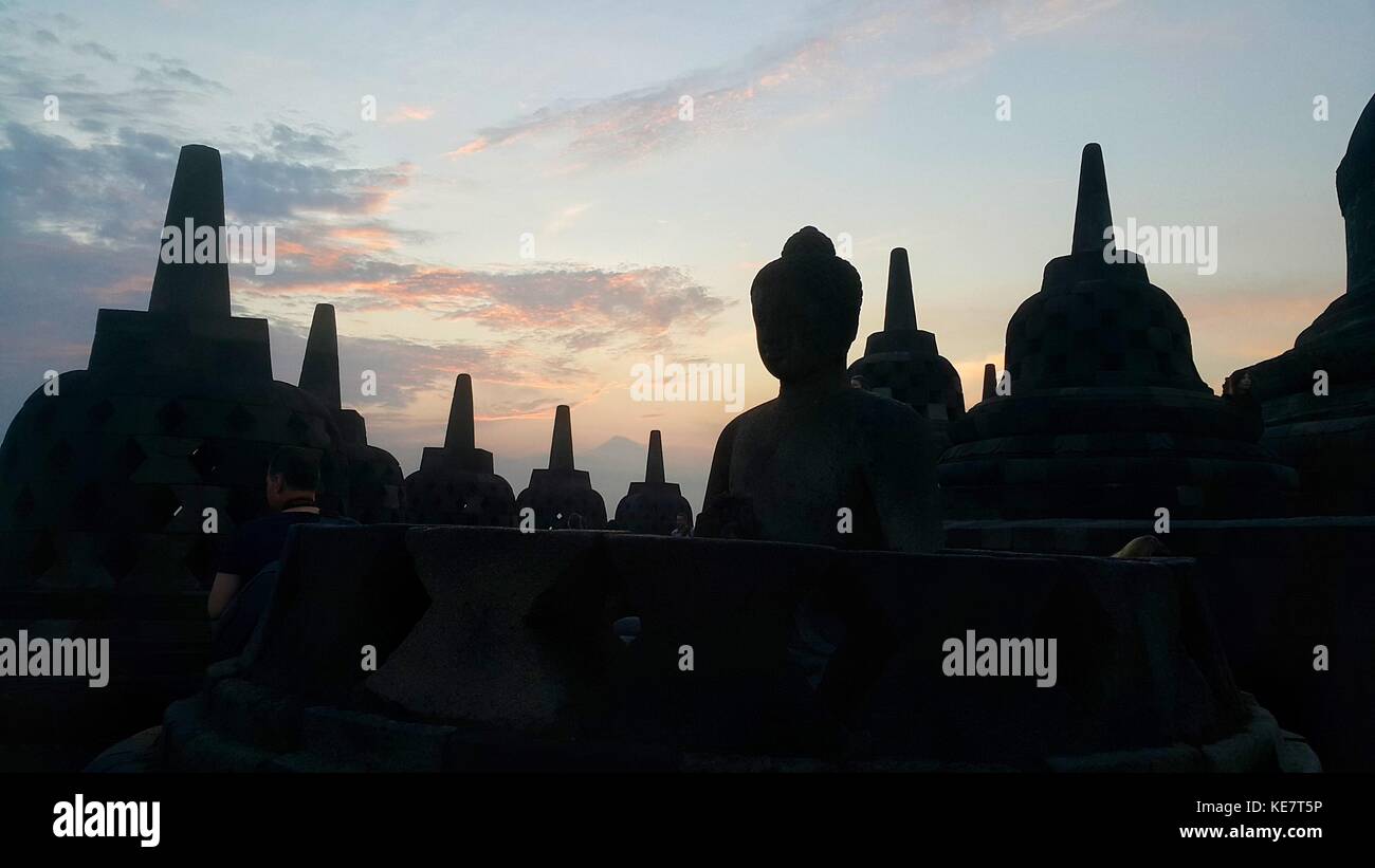Sunrise nel tempio di Borobudur indonesia Foto Stock
