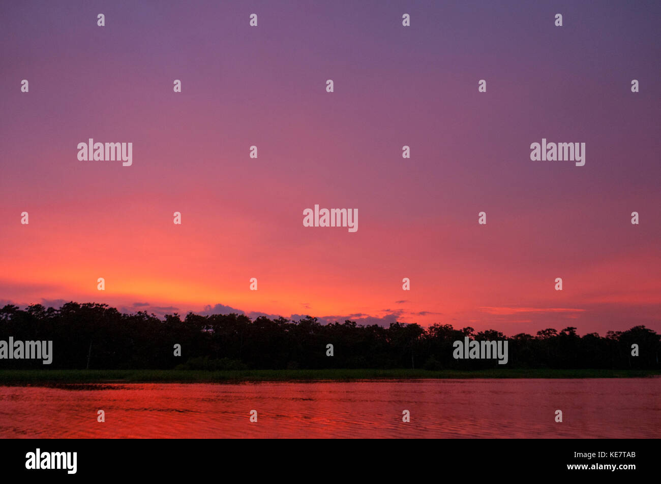 Colorato tramonto sul fiume pacaya preservare in Amazzonia Foto Stock