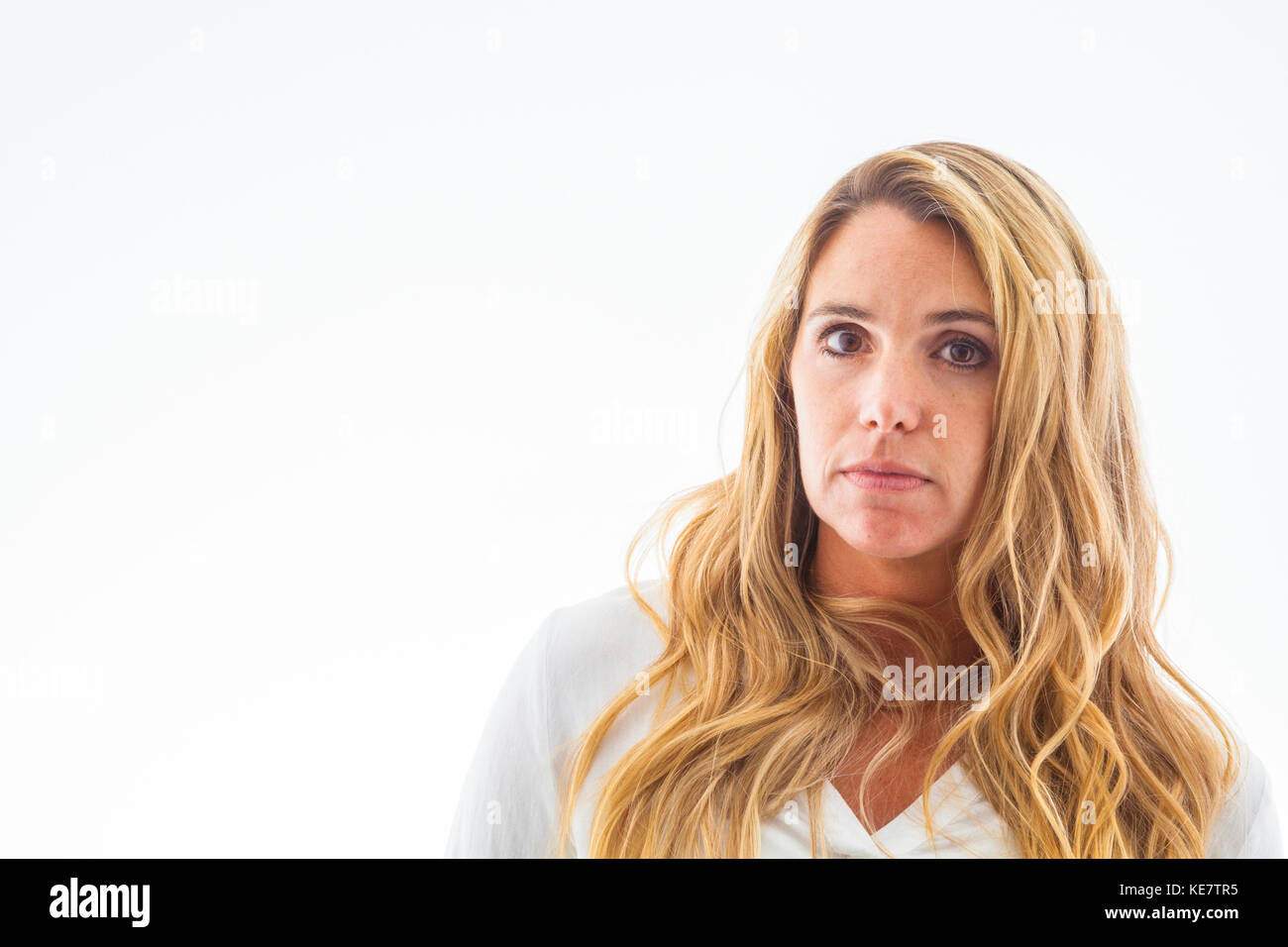 Ritratto di una donna con lunghi capelli biondi su sfondo bianco; Connecticut, Stati Uniti d'America Foto Stock