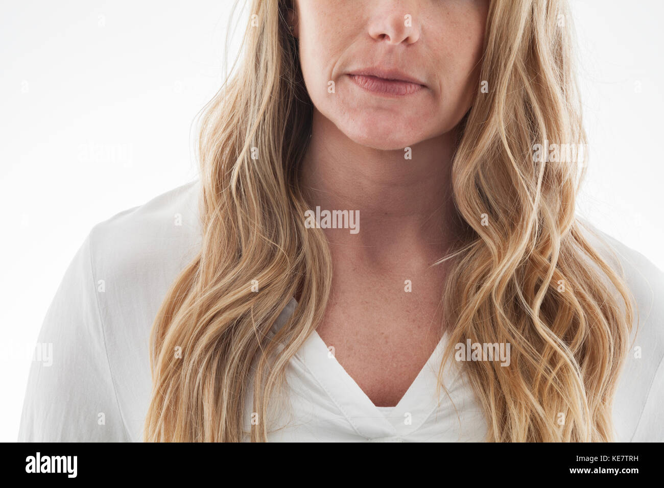 Ritratto di un volto di donna con lunghi capelli biondi; Connecticut, Stati Uniti d'America Foto Stock