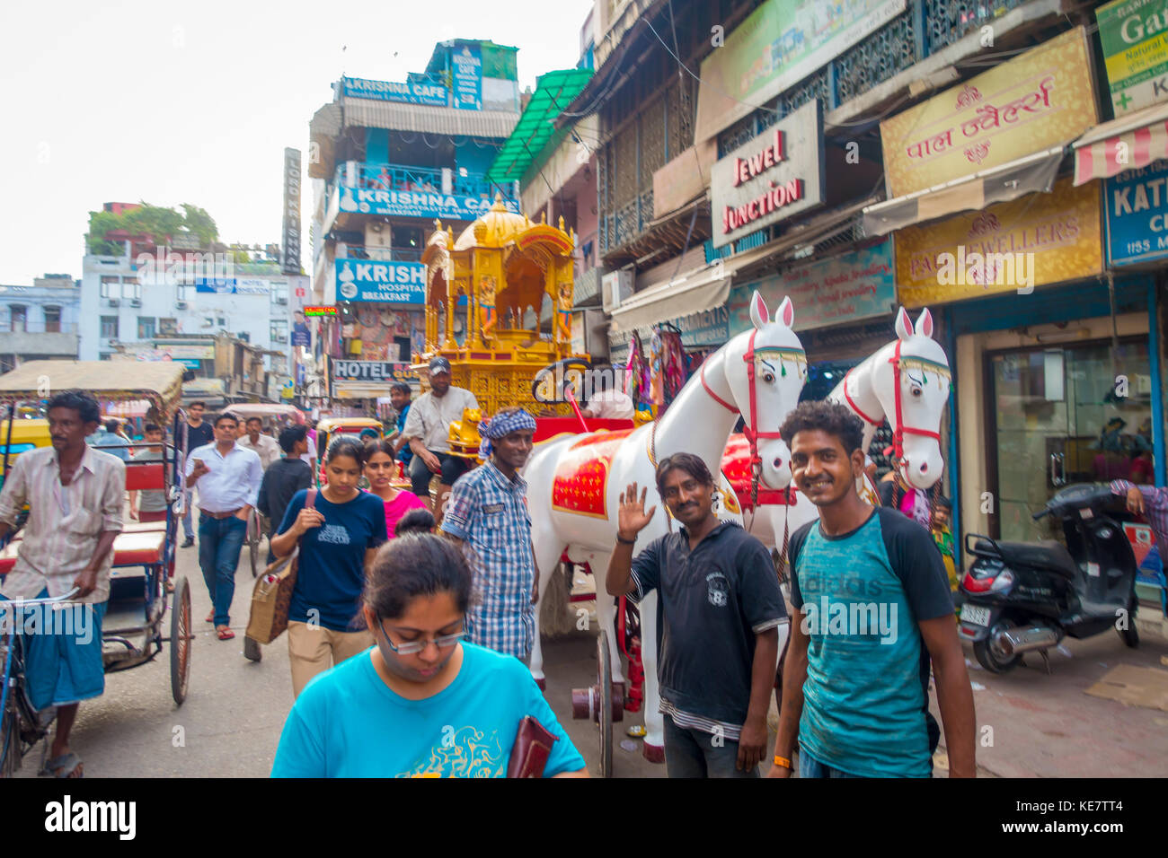Delhi, India - 25 settembre 2017: persone non identificate nelle strade con un bianco cavallo in plastica, molto turistica atraction nella città di Paharganj, Delhi. Delhi è la seconda città più popolosa in India dopo mumbai Foto Stock