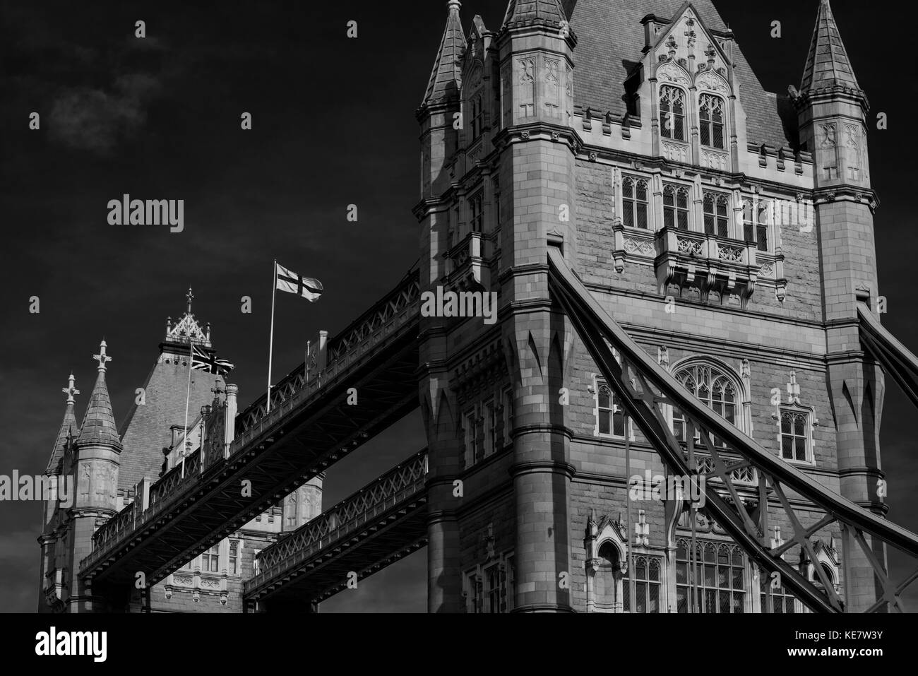 Il Tower Bridge sul fiume Tamigi a Londra Inghilterra. Ott 2017 il Tower Bridge è di Londra: si attraversa il fiume Tamigi vicino alla Torre di Londra. Ho Foto Stock