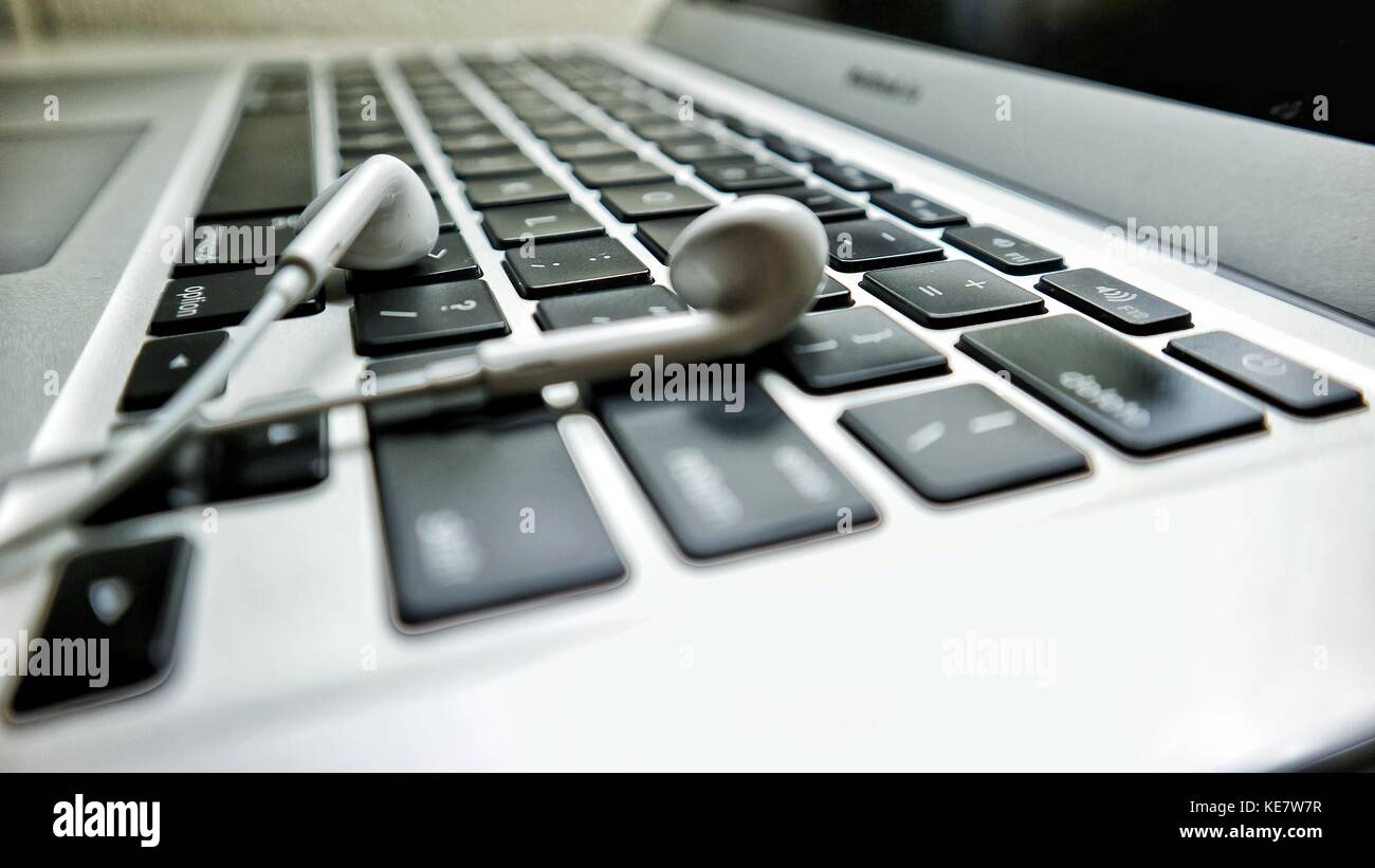 Laptop e musica Foto Stock