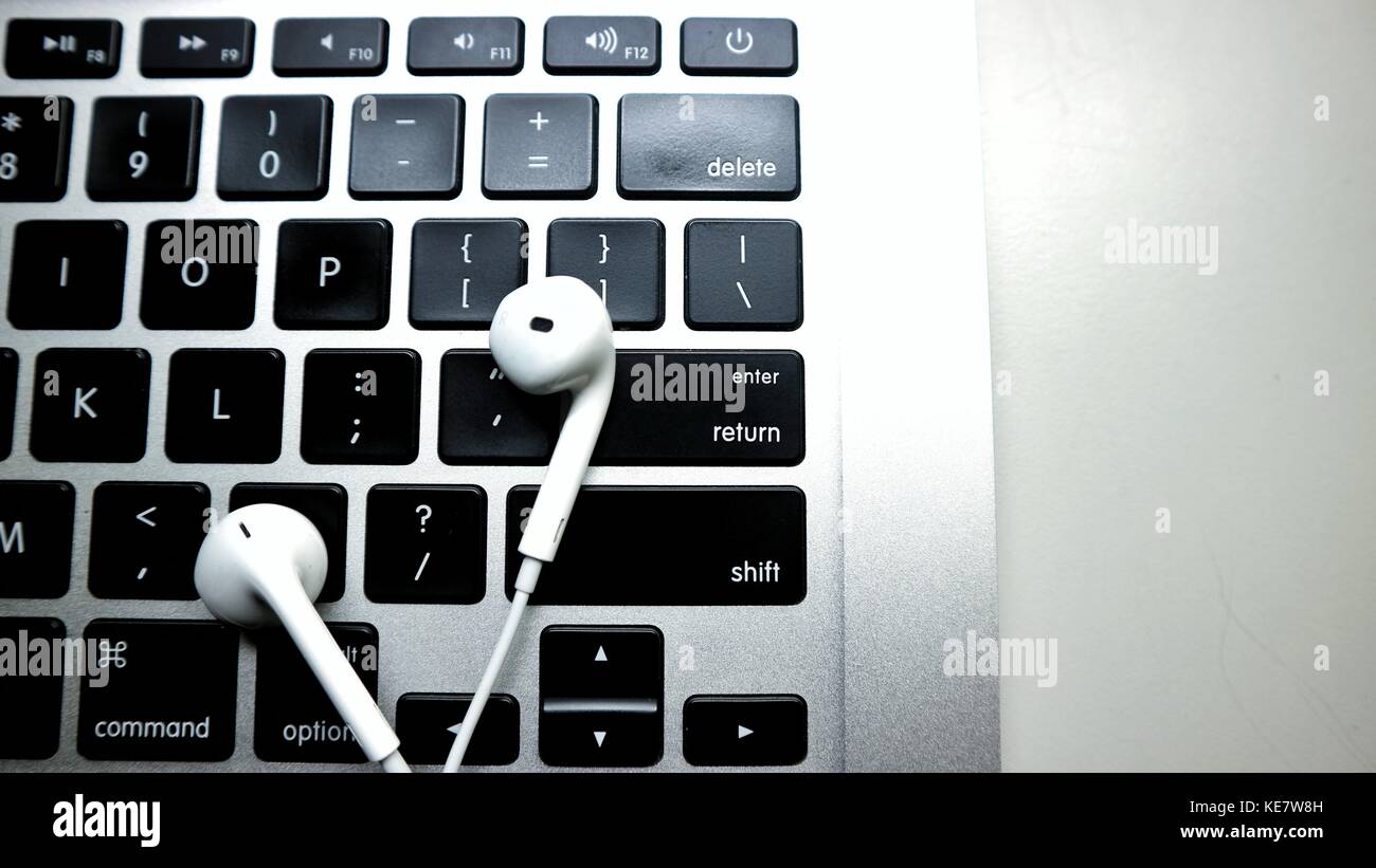 Laptop e musica Foto Stock