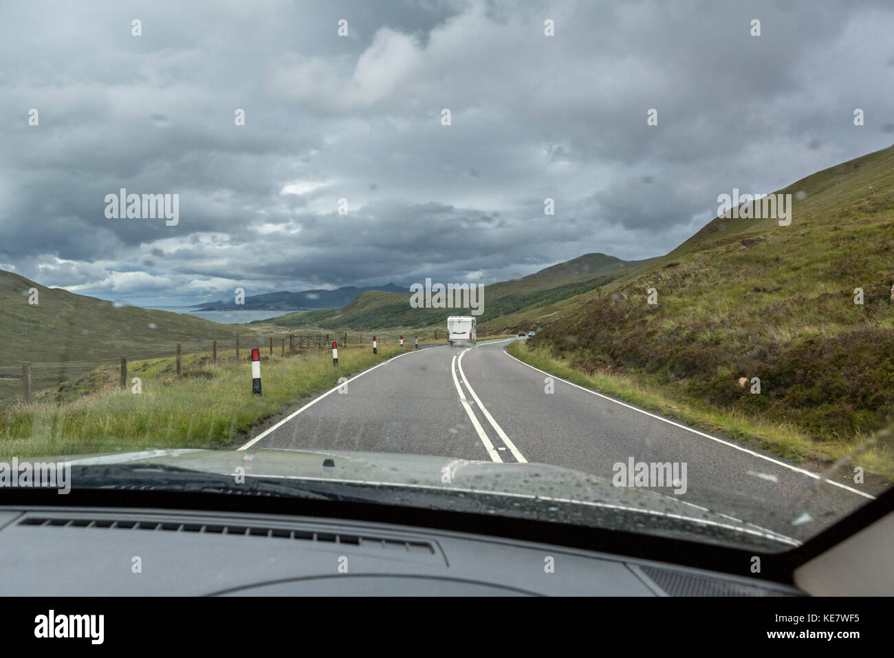 La guida sotto la pioggia sulla A87 nord di Loch Ainort, Isola di Skye, Highland, Scotland, Regno Unito Foto Stock