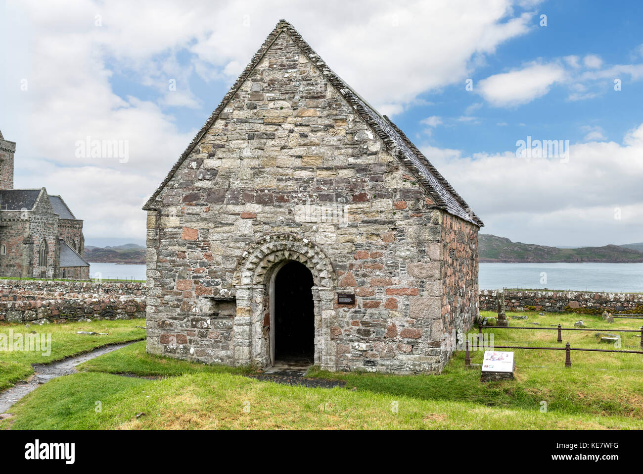 St orano la cappella, risalente al 1100, è la più antica struttura intatta sull'Isola di Iona, Argyll and Bute, Scotland, Regno Unito Foto Stock