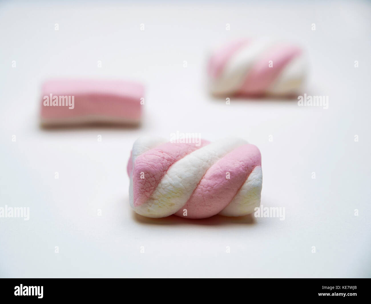 Fluffy rosa bianco marshmallows, isolato su sfondo bianco Foto Stock