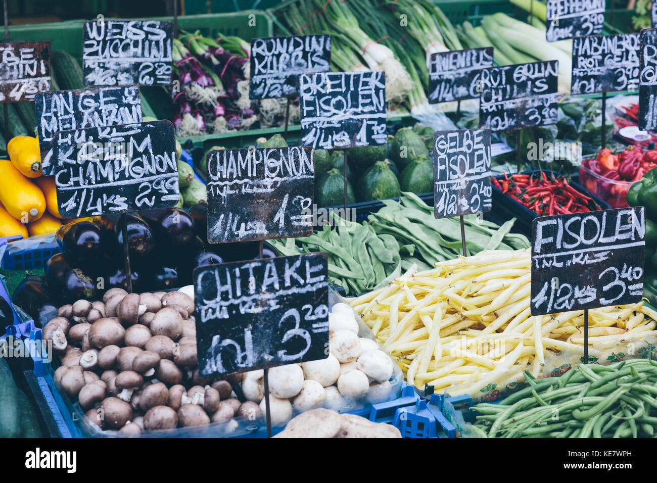 Stuzzicanti le bancarelle del mercato a Vienna il famoso Naschmarkt. Foto Stock