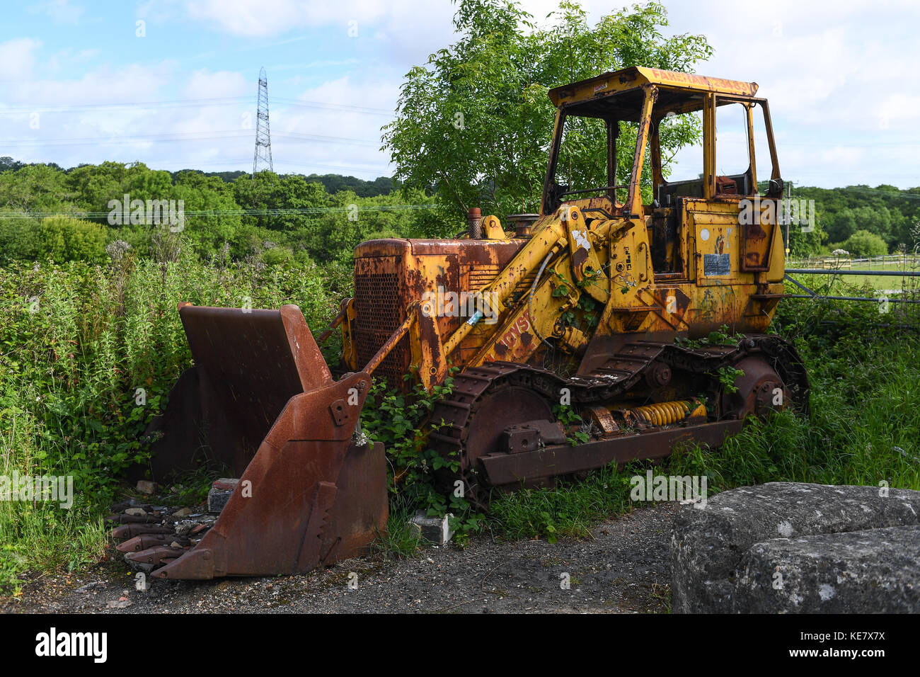 Un abbandono in disuso impianto pesante trattore macchine caterpillar scavatrice. Foto Stock