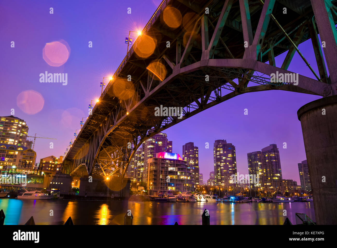 Granville Bridge da Granville Island cercando attraverso False Creek a Bridgetown; Vancouver, British Columbia, Canada Foto Stock