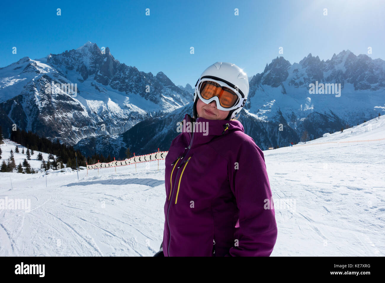 Sciatore femmina in posa Brevent-Flegere Ski Area; Chamonix, Francia Foto Stock