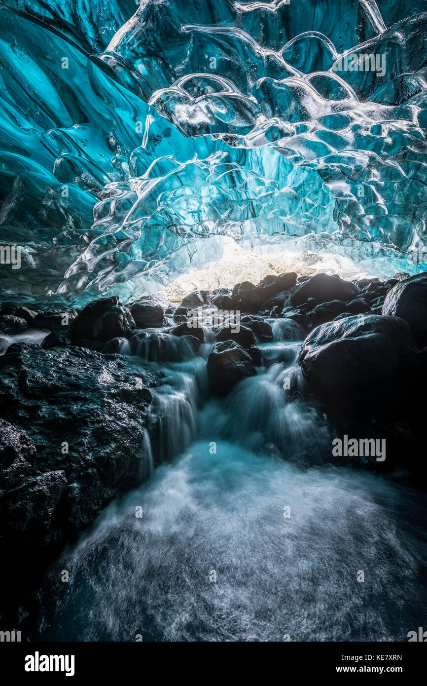 Grotta di ghiaccio nel ghiacciaio Vatnajokull, Sud Islanda; Islanda Foto Stock