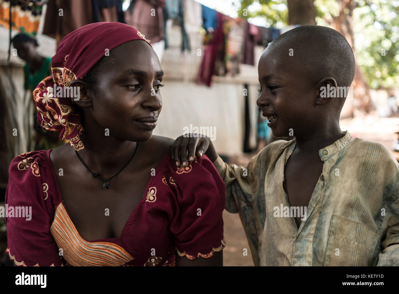 Migliaia di persone sono state uccise dal momento che la Repubblica centrafricana cadde in un lento-zangolatura guerra civile a seguito di un colpo di stato nel 2013. vicino a un milione di altre persone sono fuggite dalle loro case temendo la cattura di una pallottola vagante o diventare vittime di omicidi mirati. oggi, auto del governo democraticamente eletto sguaina piccolo a nessun potere al di fuori della capitale Bangui. più di una dozzina di gruppi armati controllare vaste aree del paese, esercitando i propri marchi di autorità dalla tassazione alla giustizia. Foto Stock