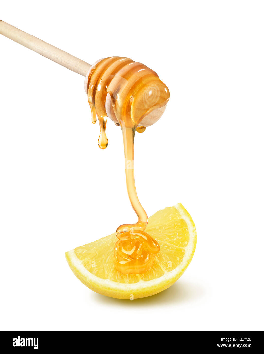 Il miele il gocciolamento da un bilanciere su un quarto di limone su sfondo bianco Foto Stock