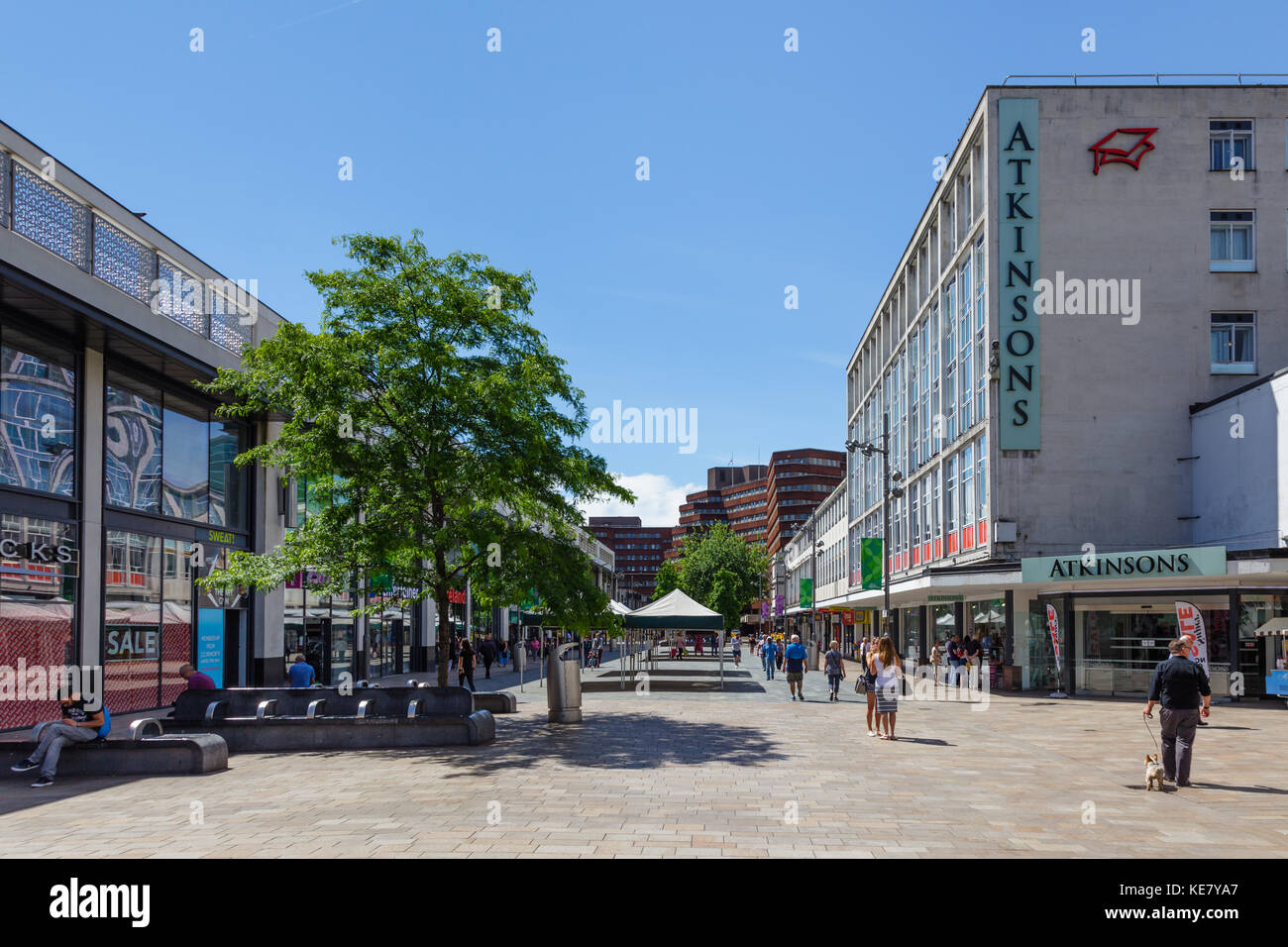 Guardando verso il basso il moro verso l'edificio moorfoot con atkinsons department store sulla destra, Sheffield, Regno Unito Foto Stock