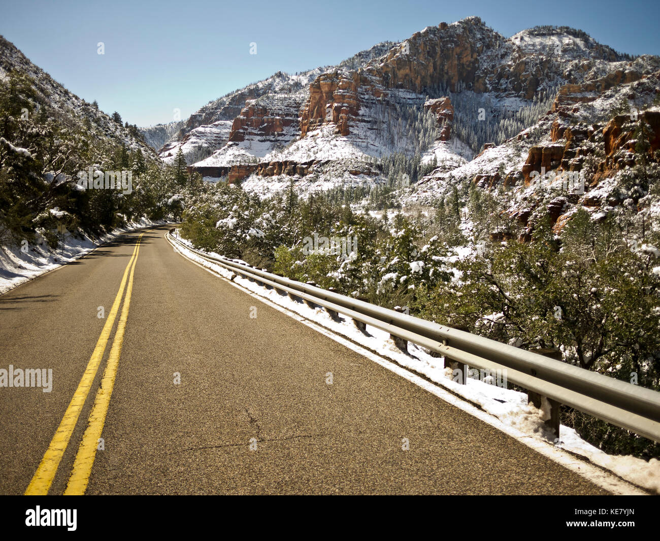 Autostrada 89A che conduce attraverso terreni accidentati, Arizona, Stati Uniti d'America Foto Stock