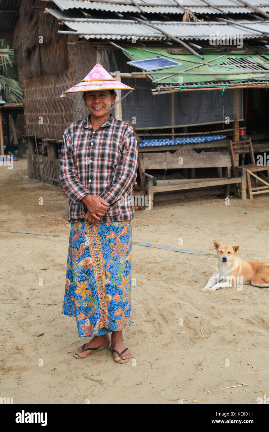 Nyaunghtaw village è sulla sinistra (est) banca del fiume Irrawaddy in provincia ayeyarwaddy in Myanmar (Birmania). donna con cappello in posa per la fotocamera. Foto Stock