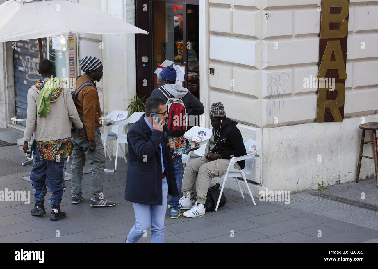 Pavement Cafe con varie persone per le strade di Roma. Foto Stock