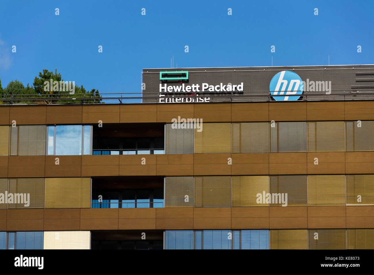 PRAGA, REPUBBLICA CECA - 14 OTTOBRE: Logo della Hewlett-Packard sull'edificio della sede centrale il 14 ottobre 2017 a Praga, repubblica Ceca. HP unvei Foto Stock