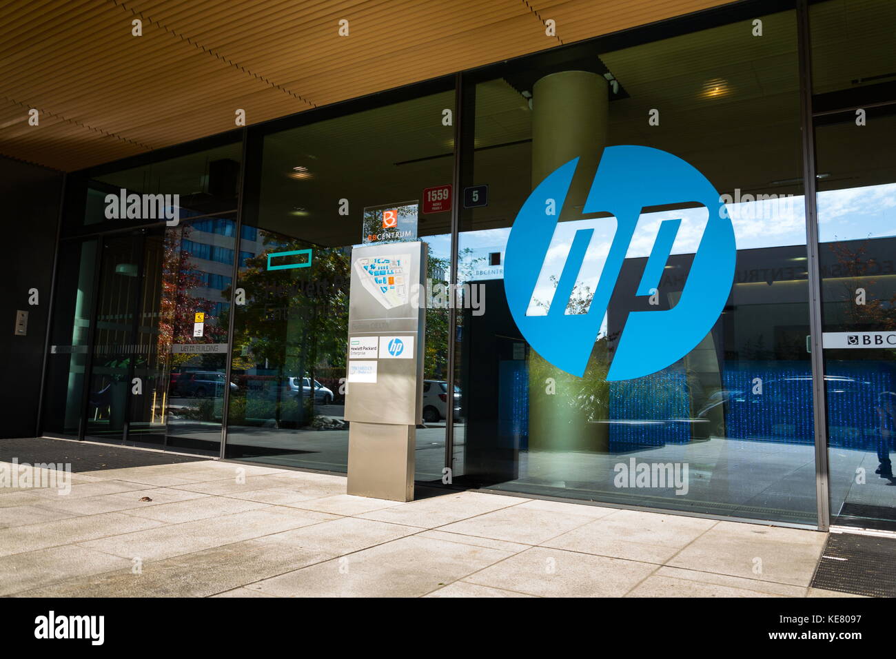 Praga, Repubblica Ceca - 14 ottobre: la Hewlett-Packard Company logo sul quartier generale il 14 ottobre 2017 a Praga, Repubblica ceca. hp unvei Foto Stock