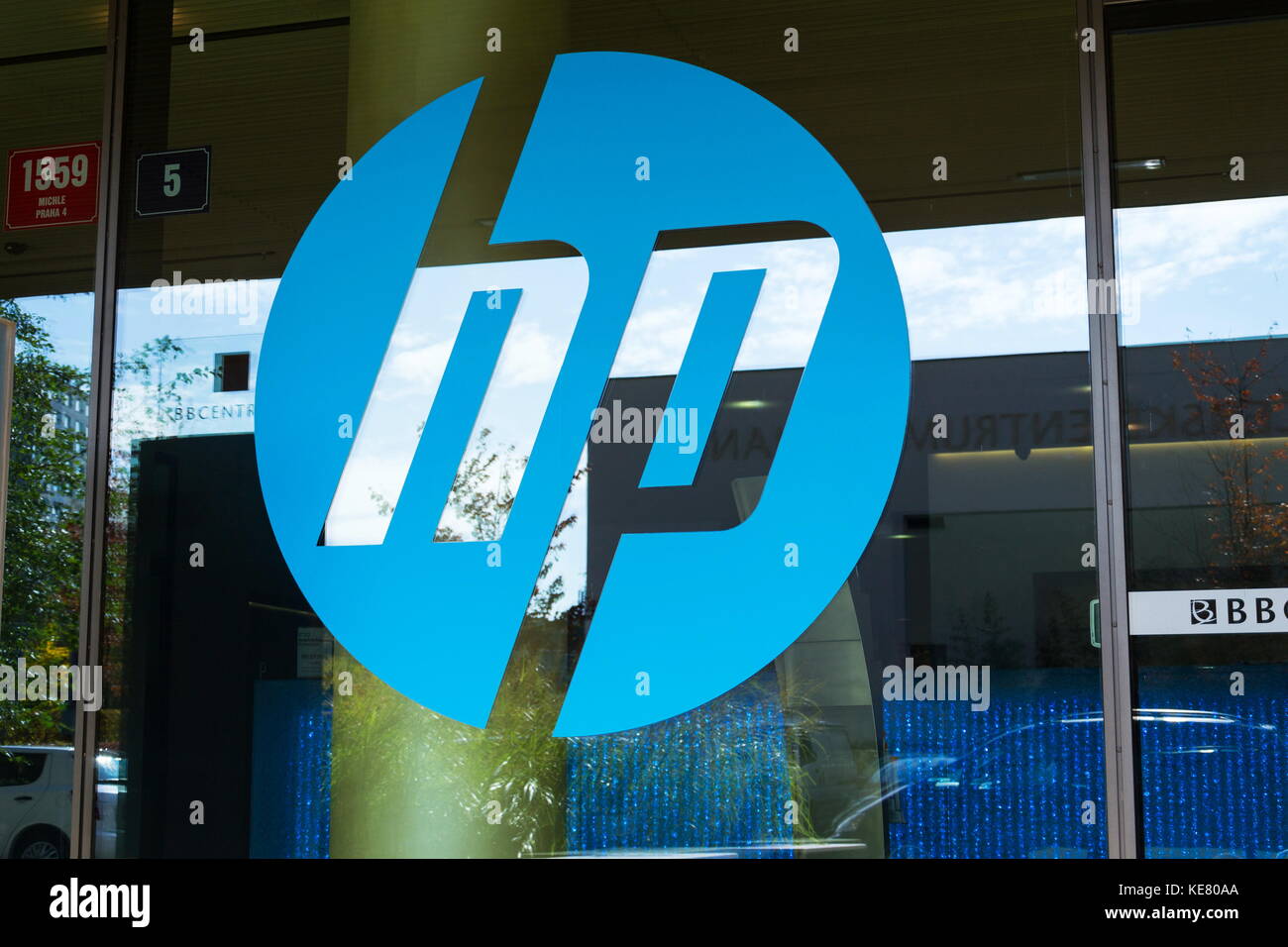 PRAGA, REPUBBLICA CECA - 14 OTTOBRE: Logo della Hewlett-Packard sull'edificio della sede centrale il 14 ottobre 2017 a Praga, repubblica Ceca. HP unvei Foto Stock