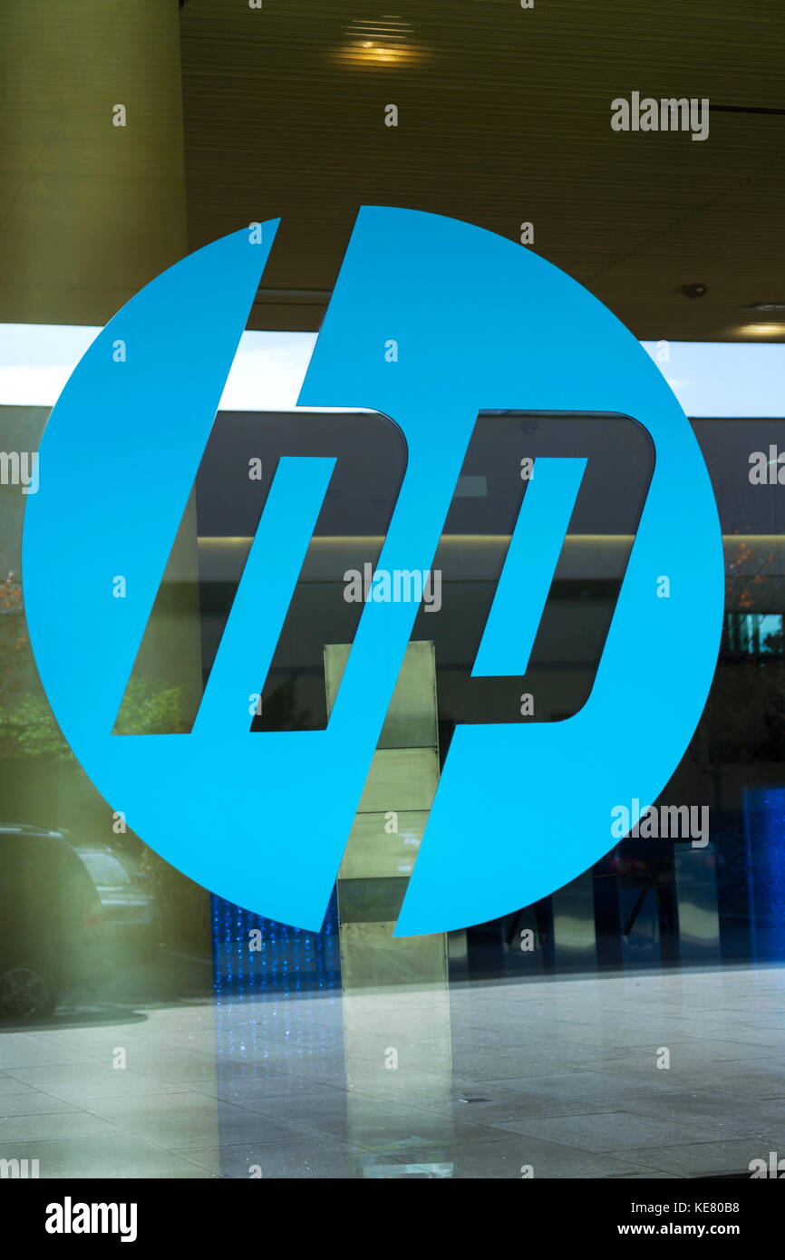 PRAGA, REPUBBLICA CECA - 14 OTTOBRE: Logo della Hewlett-Packard sull'edificio della sede centrale il 14 ottobre 2017 a Praga, repubblica Ceca. HP unvei Foto Stock