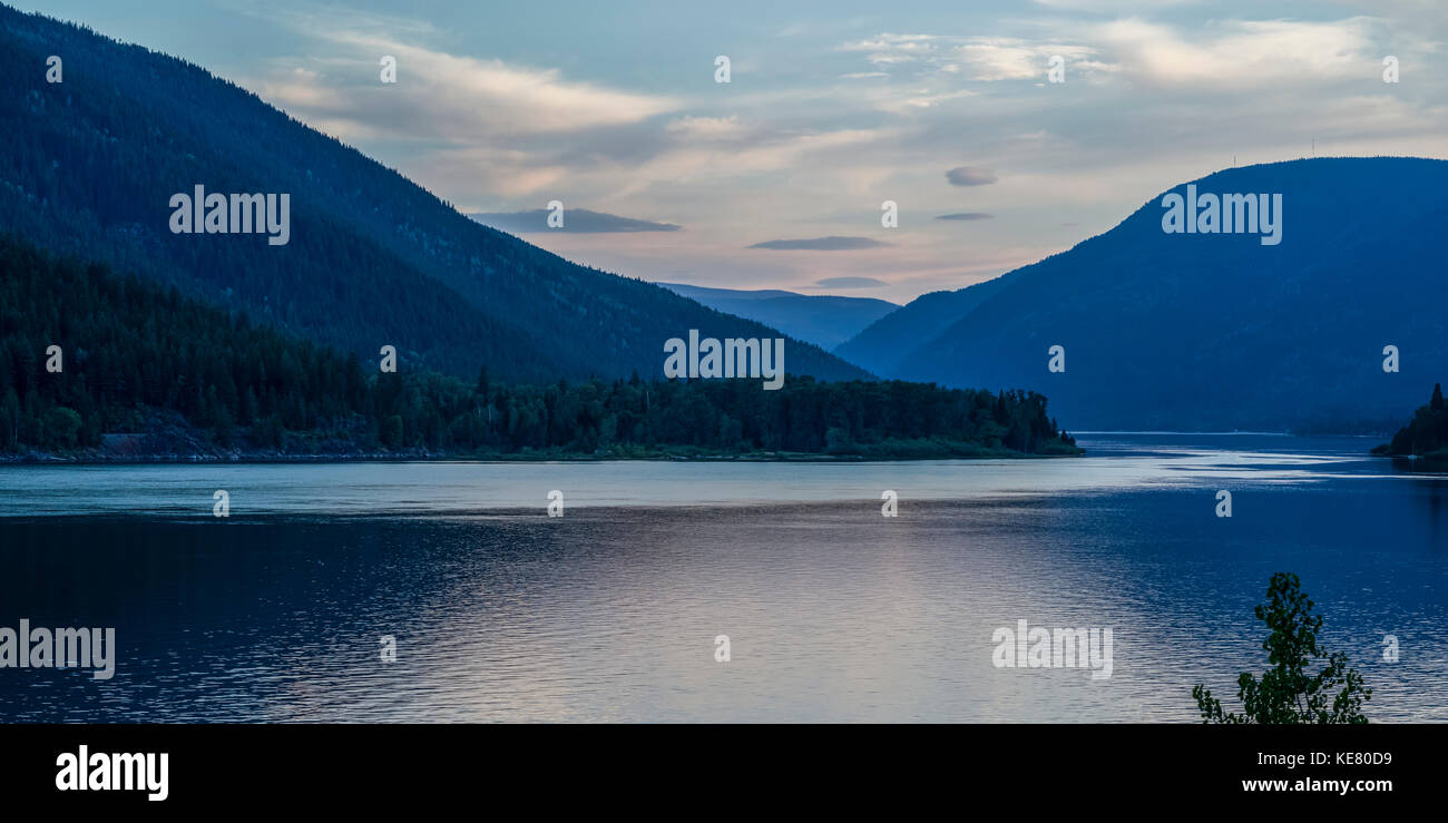 Paesaggio di montagne e Kootenay lago al tramonto; Kaslo, British Columbia, Canada Foto Stock